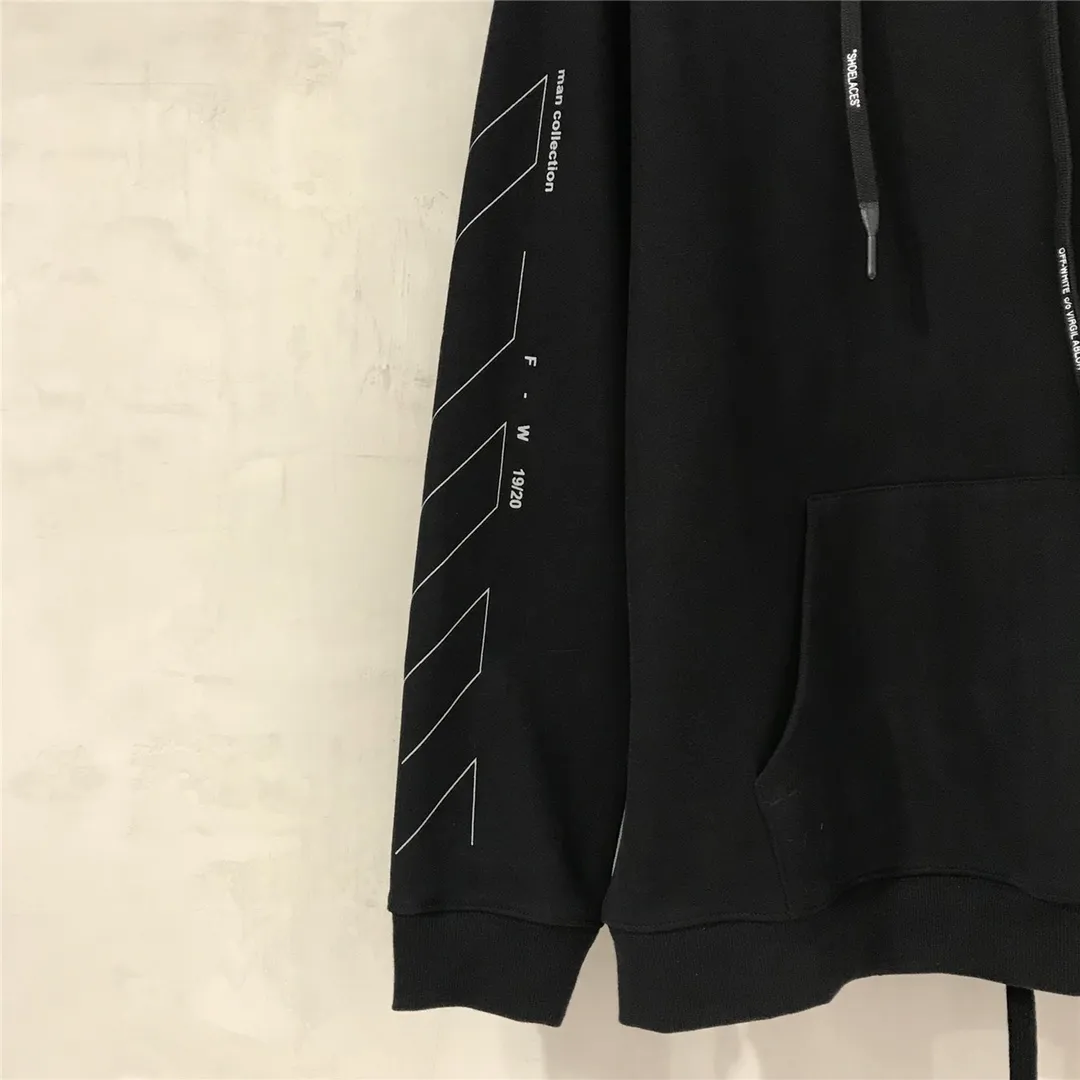 The top tested version OFFWHITE OW damaged and incomplete sketch hooded hooded sweatshirt for men and women, the same style, pure cotton loose pullover round neck sweatshirt. This print has a reflective effect, not an ordinary offset print. Everyone must know this, don't waste money and buy the wrong version. It doesn't exist in my house, so you can place your order with confidence. The printing uses imported 3M reflective powder, mixed with transparent glue. It is made from stencil technology and glue scraping. The glue ratio has been tested repeatedly to ensure the firmness of the printing and the 3M reflective effect. You get what you pay for. The fabric is made of 420g heavy terry material, which is thick but not bulky and has a full drape. Version OS code number XS-L size chart
